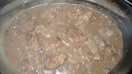 Kuřecí pečínky s hráškem