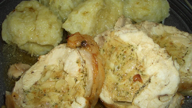 Kuřecí roláda s mandlovou nádivkou
