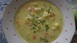 Květákovo-pórková polévka s nivou