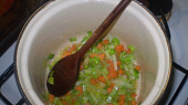 Květákovo-pórková polévka s nivou, restujeme mrkev s pórkem