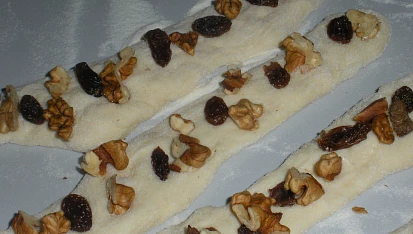 Kynuté rohlíčky s ořechy a rozinkami