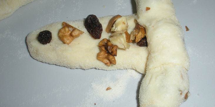 Kynuté rohlíčky s ořechy a rozinkami