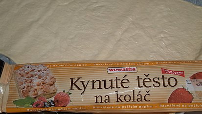 Kynutý koláč s jablky a pomerančem, těsto zozvineme na plech