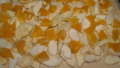 Kynutý koláč s jablky a pomerančem, poklademe jablky a pomerančem