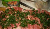 Lahůdková krůtí rolka, plníme-petrželkou...