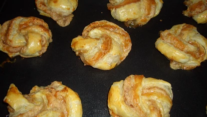 Listové uzlíky s marcipánem, upečeno
