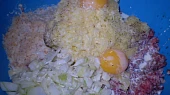 Masové koule ve smetanové omáčce, ingredience smícháme...