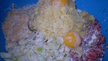 Masové koule ve smetanové omáčce, ingredience smícháme...