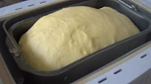 Pouťové koláče, těsto v pekárně po dokynutí