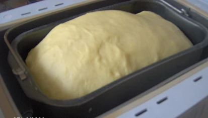 Pouťové koláče, těsto v pekárně po dokynutí