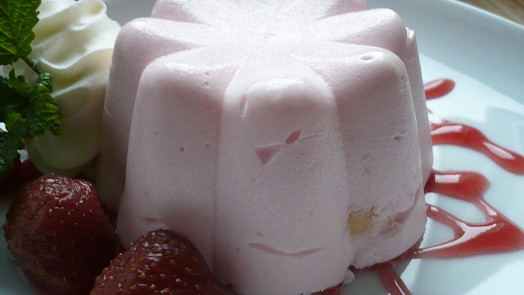 Nepečené tvarohové bábovičky s jahodami