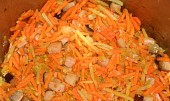 Netradiční dršťková polévka, základ - slanina,cibule,zázvor a mrkev