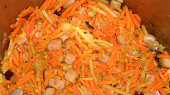 Netradiční dršťková polévka, základ - slanina,cibule,zázvor a mrkev
