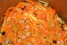 základ - slanina,cibule,zázvor a mrkev