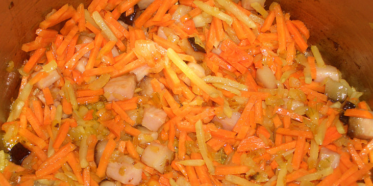Netradiční dršťková polévka (základ - slanina,cibule,zázvor a mrkev)