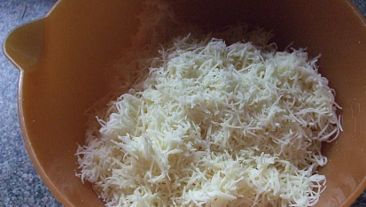Párty salát z Emmentálu, Strouhaný sýr - tady 400g