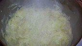 Pečený bůček s cuketovým zelím a "frncochatými knedlíky", vaříme asi 10 min.
