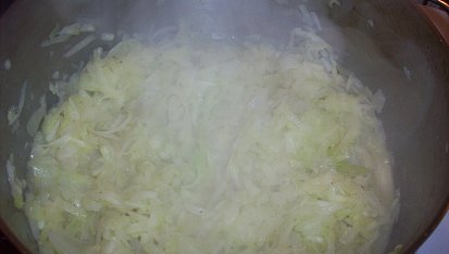 Pečený bůček s cuketovým zelím a "frncochatými knedlíky", vaříme asi 10 min.