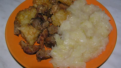 Pečený bůček s cuketovým zelím a "frncochatými knedlíky"