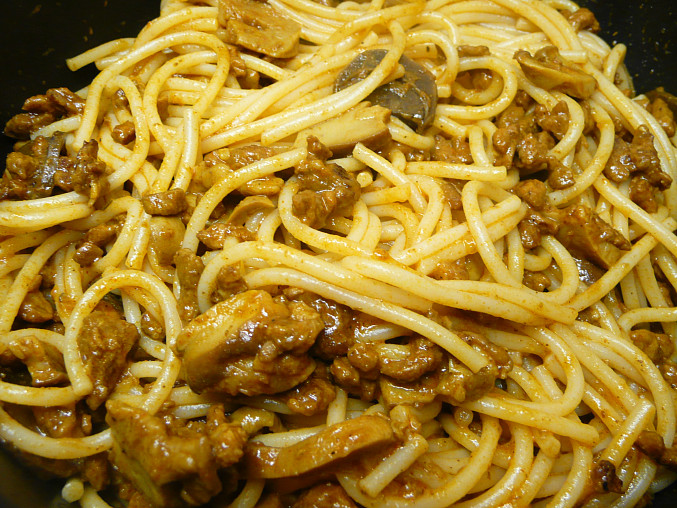 Pikantní hovězí kousíčky se špagetami