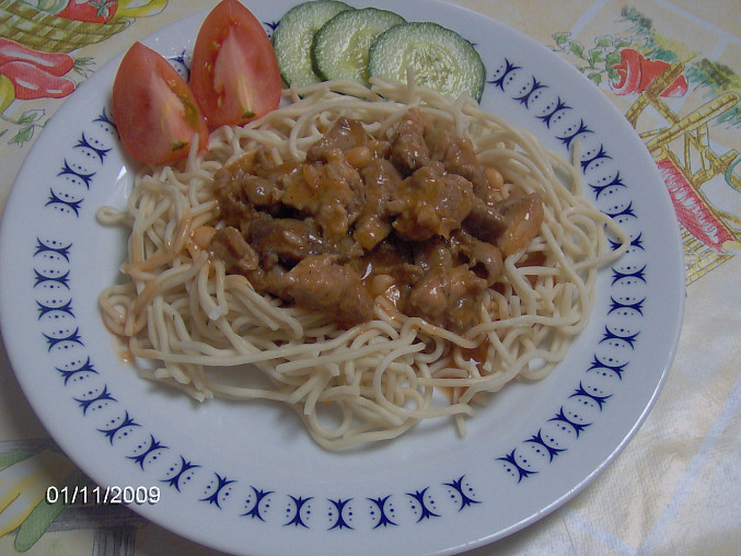 Pikantní hovězí kousíčky se špagetami, čínské nudle s masem