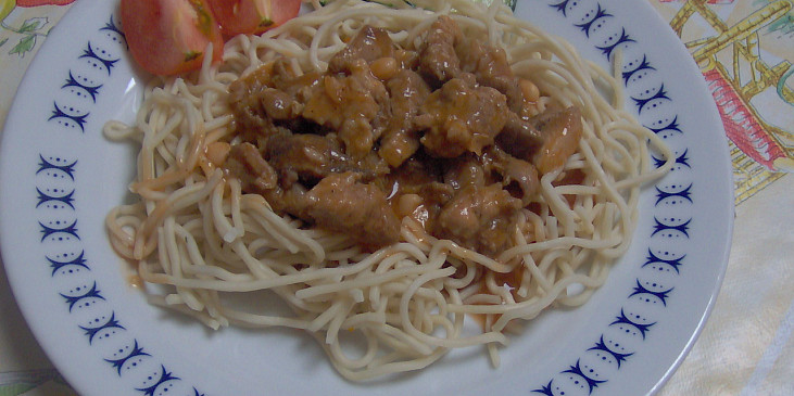 Pikantní hovězí kousíčky se špagetami (čínské nudle s masem)
