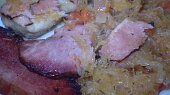 Pikantní uzené na kyselém zelí (detail...)