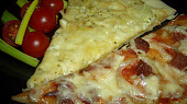 Pizza jako z pizzerie, sýrová a salámová pizza