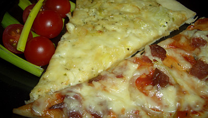 Pizza jako z pizzerie, sýrová a salámová pizza