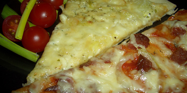 sýrová a salámová pizza
