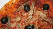 Pizza jako z pizzerie (cibulová s ančovičkami a olivami)