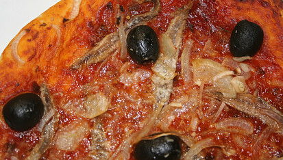 Pizza jako z pizzerie, cibulová s ančovičkami a olivami