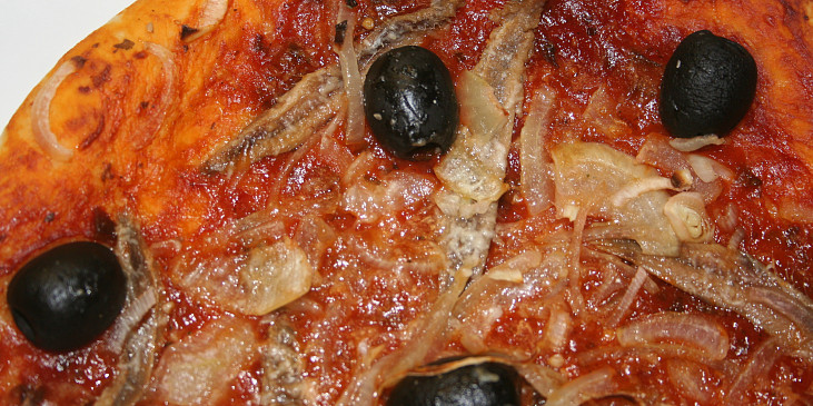 Pizza jako z pizzerie (cibulová s ančovičkami a olivami)