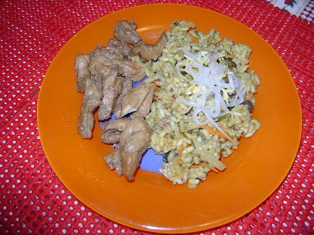 Prsíčka s pikantní šťavnatou rýží, jedna menší porce