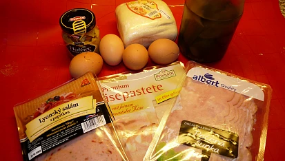 Ptáčci z listového těsta, lyonský salám s paprikou, pečená šunka, sýrový nářez