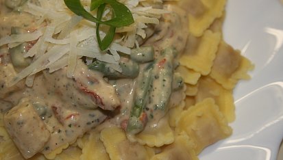 Ravioli v bazalkovém krému se sušenými rajčaty, lusky a kukuřičkami