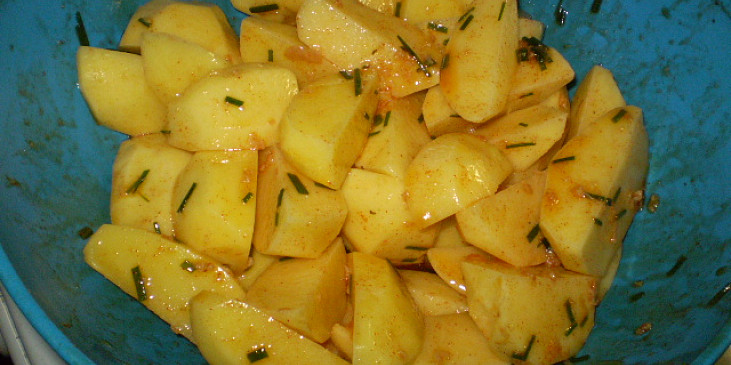 Řecké patates (brambory se válí ve směsi...)