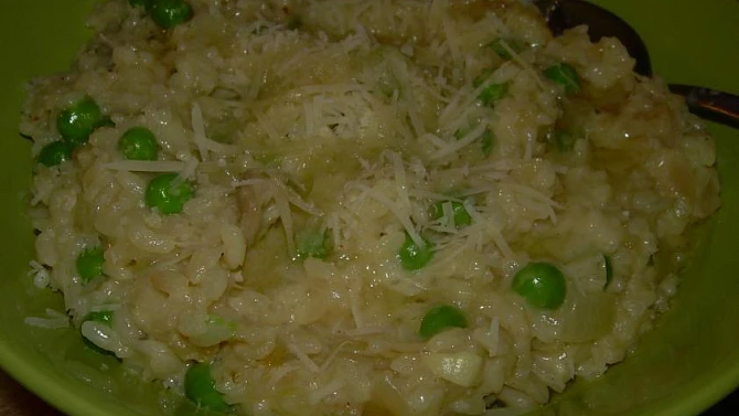 Risotto s hlívou ústřičnou, hráškem a crème frâiche, hotové risotto