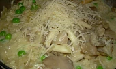 Risotto s hlívou ústřičnou, hráškem a crème frâiche, s hlívou a parmezánem