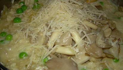 Risotto s hlívou ústřičnou, hráškem a crème frâiche, s hlívou a parmezánem
