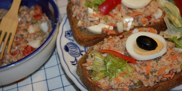 Salát z tuňáka na chlebíčky