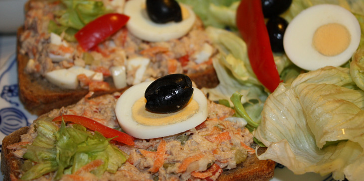 Salát z tuňáka na chlebíčky