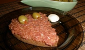 Tatarský biftek - tatarák z hovězího masa, takto servírujeme na topinku - hodně naložit!!