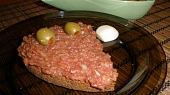 Tatarský biftek - tatarák z hovězího masa, takto servírujeme na topinku - hodně naložit!!