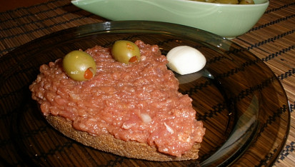 Tatarský biftek - tatarák z hovězího masa, takto servírujeme na topinku - hodně naložit!!