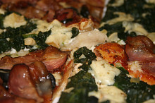 pizza se špenátem, nivou a zakysanou smetanou + pizza se slaninou, nivou a černými olivami