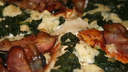 Těsto na pizzu, pizza se špenátem, nivou a zakysanou smetanou + pizza se slaninou, nivou a černými olivami