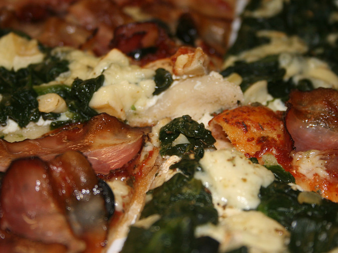 Těsto na pizzu, pizza se špenátem, nivou a zakysanou smetanou + pizza se slaninou, nivou a černými olivami