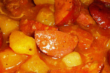 TRIO-buřt-brambor guláš