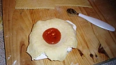 Tvarohové šátečky z formičky, Těstem pokryjeme formičku a do důlku dáme náplň..